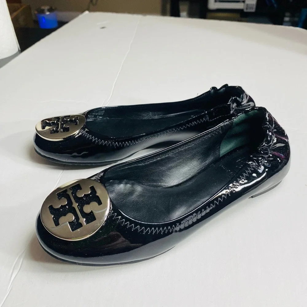 Tory Burch Reva Ballet Flat Black Patent Leather Silver‎ Logo Medallion Size 5.5